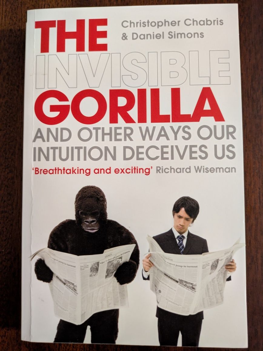 Livro The Invisible Gorilla de Christopher Chabris & Daniel Simons.