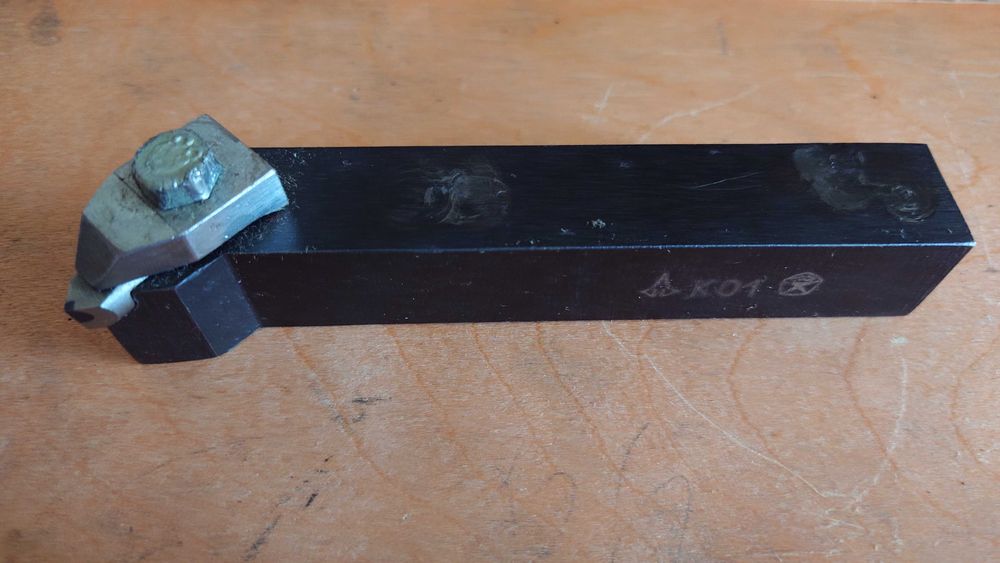 Резец токарный сборный подрезной со вставкой на основе нитрида бора