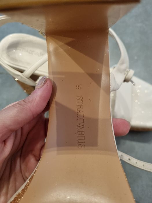 Sandałki na słupku z brokatem