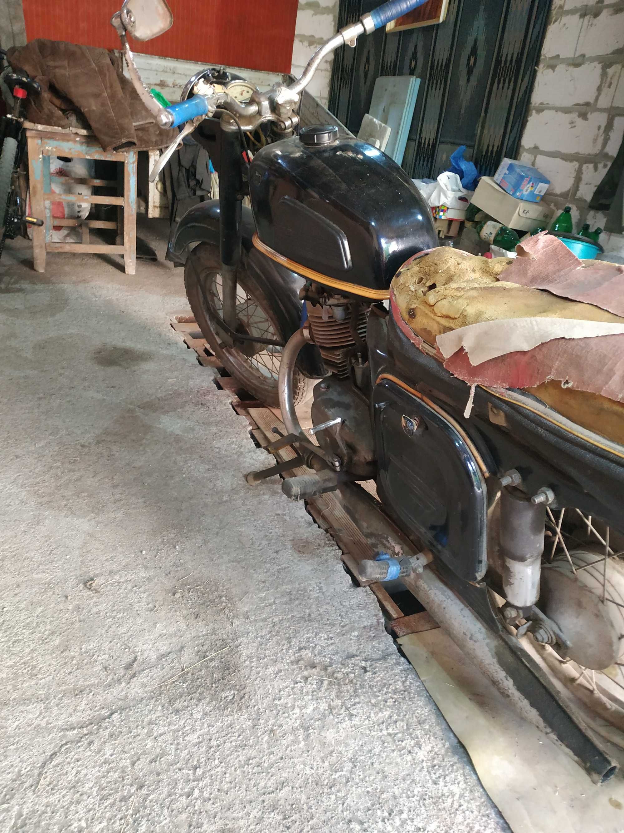 Продам мотоцикл "Ковровець 157"(возможен торг)+380680086324