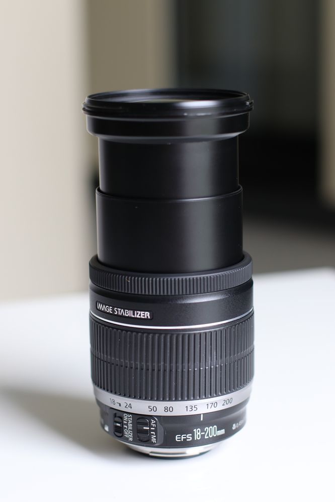 Обєктив Canon EF-S 18-200 mm