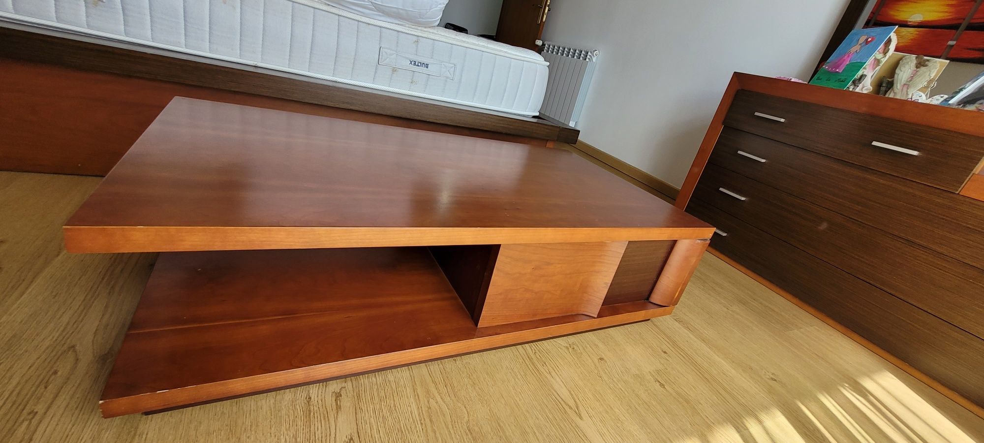 Mesa de centro com gaveta