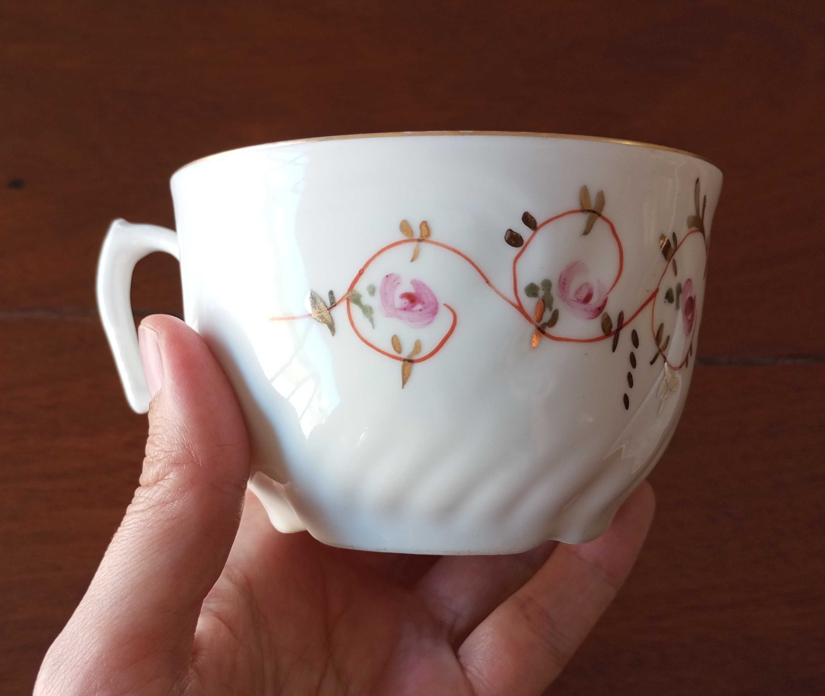 Antiga chávena de chá com pires em porcelana Vista Alegre 1924 a 1947