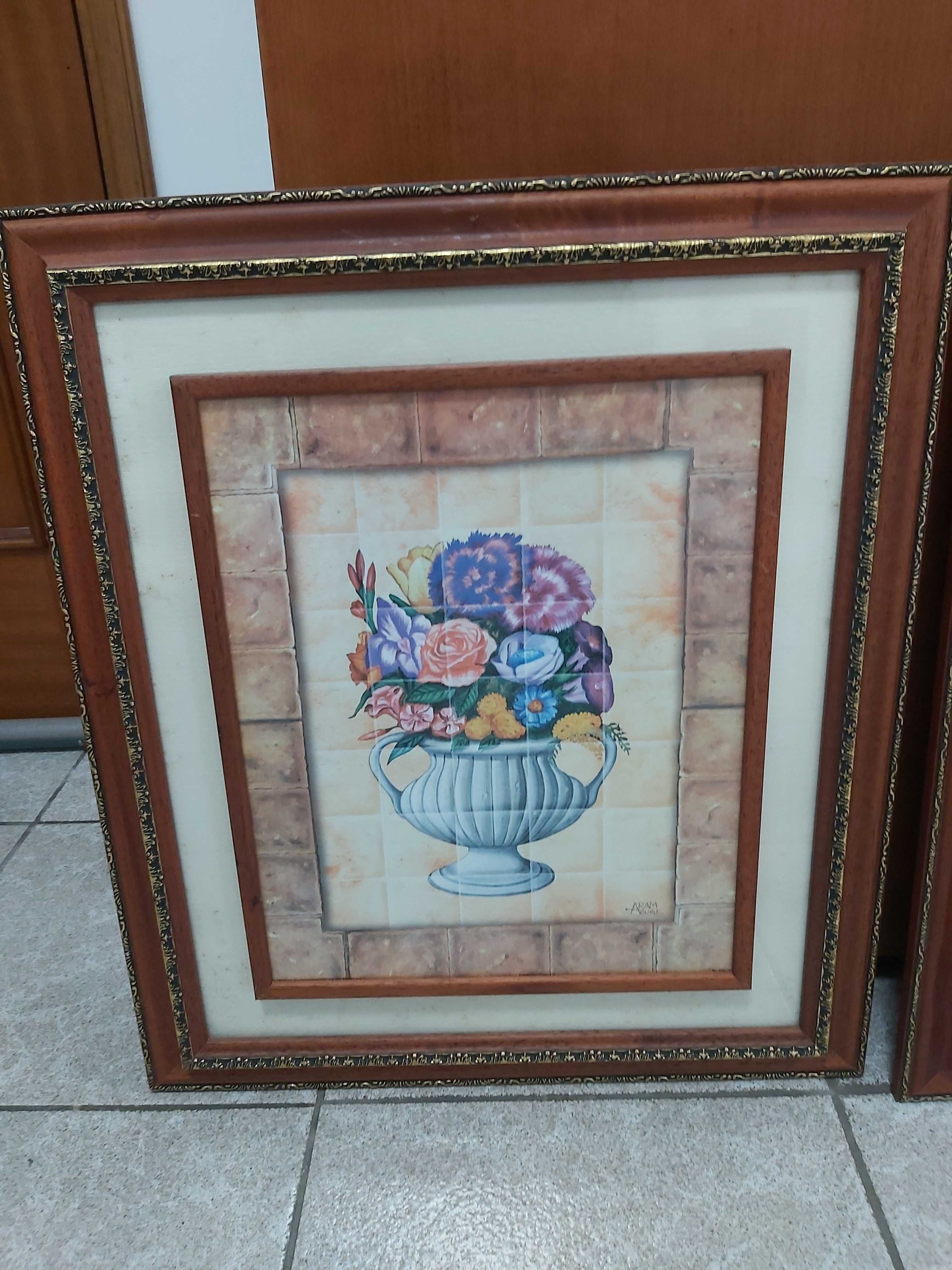 Quadros de parede com molduras decorativas