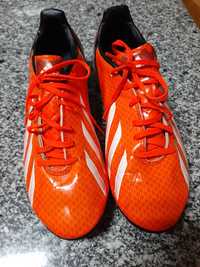 Adidas F10 com lugar para chip