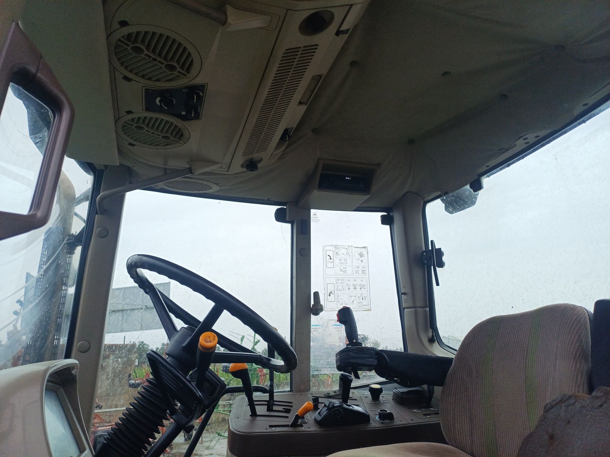 Ciągniki John Deere 6120 z ładowaczem -sprowadzony