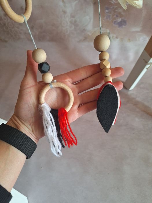 Stojak edukacyjny baby gym drewniany z zawieszkami