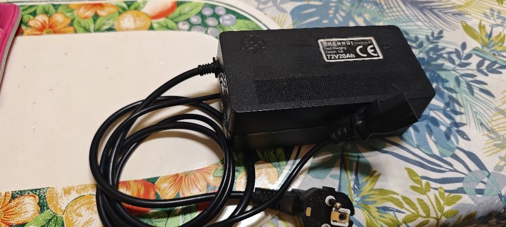 Vendo esses dois carregadores de motas elétricas um de 48 v e um de 72