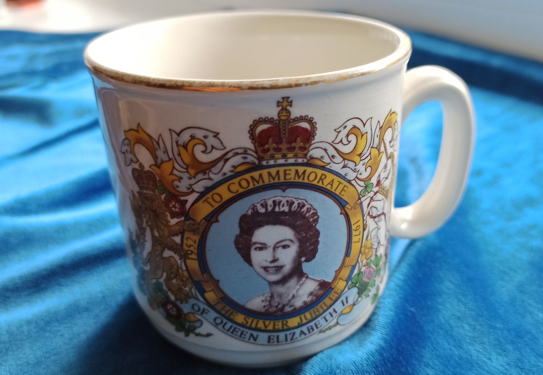 Винтажный журнал и чашка. Королева Англии Елизавета / Queen Elizabeth