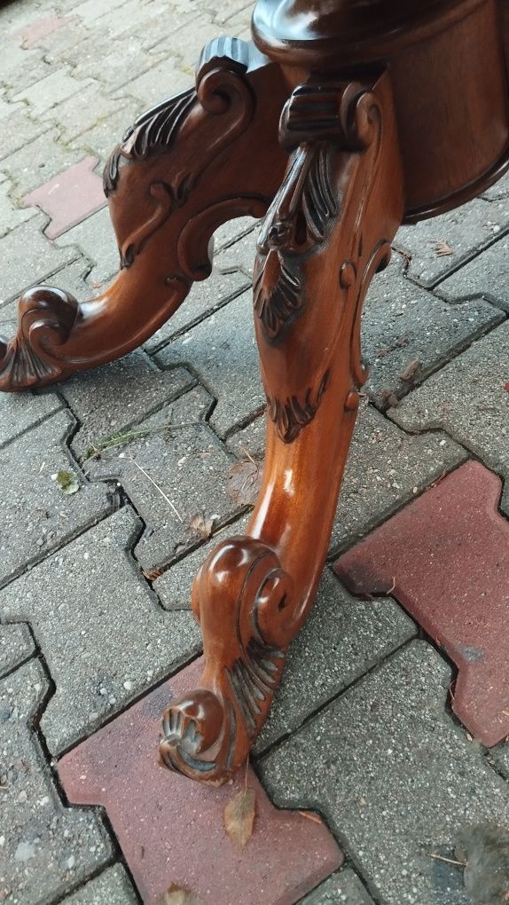 Stylowy stół owalny włoski z zaokrągleniami na nodze rzeźbionej