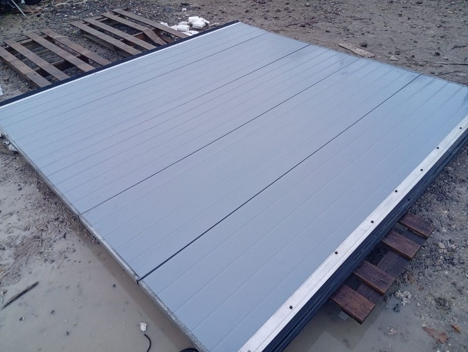 Brama segmentowa przemysłowa panelowa 304x302 wysoka transport