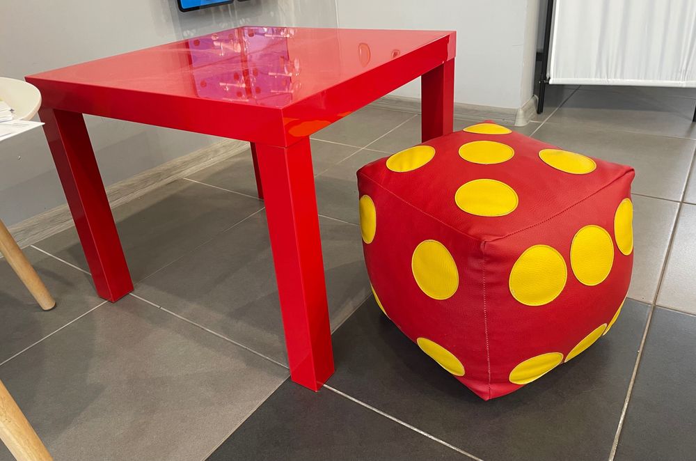 Sprzedam komplet stoliczek dziecięcy z pufą