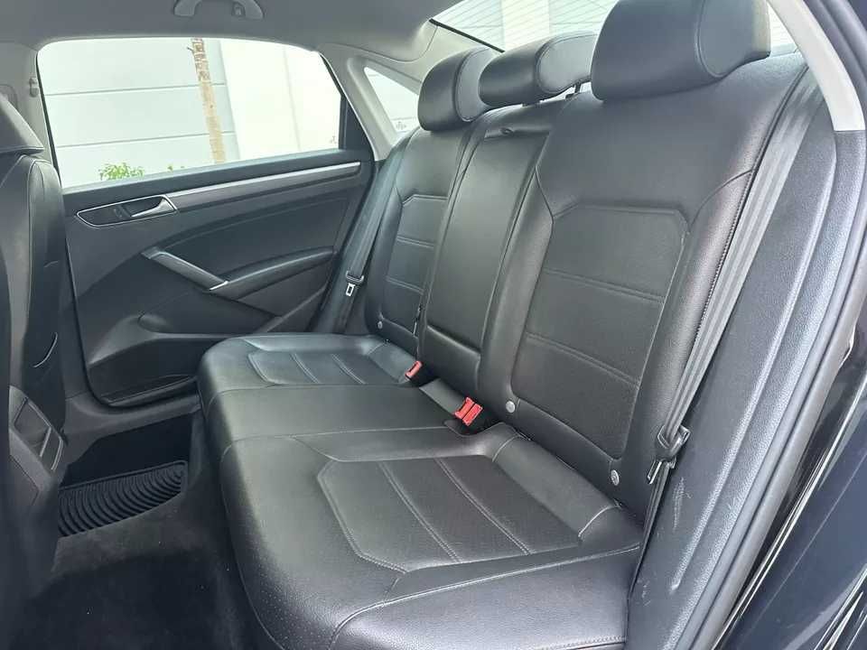 2017 Volkswagen Passat R-LINE