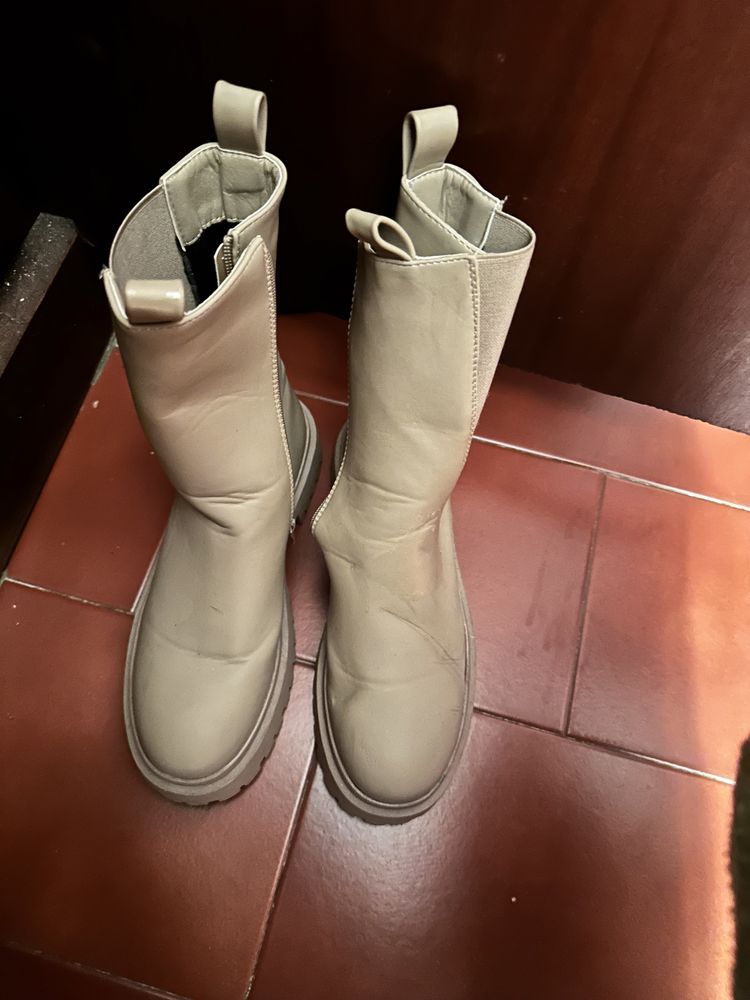 Vende-se  as botas , esta em condicoes