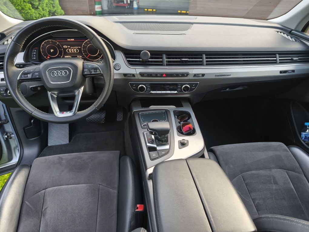 Audi Q7 salon Polska 7 osobowy.