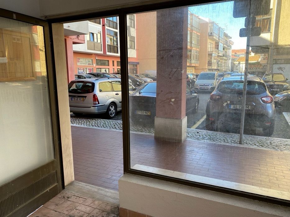 RENT Loja para arrendar no centro de Sacavém junto a Parque das Nações
