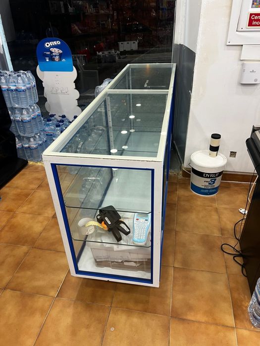 Vitrine expositora de vidro – balcão de loja