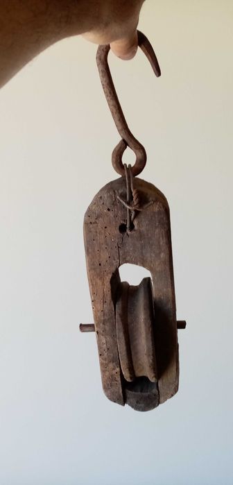 Fuso de fiar, roldana de  madeira, lampião, balança