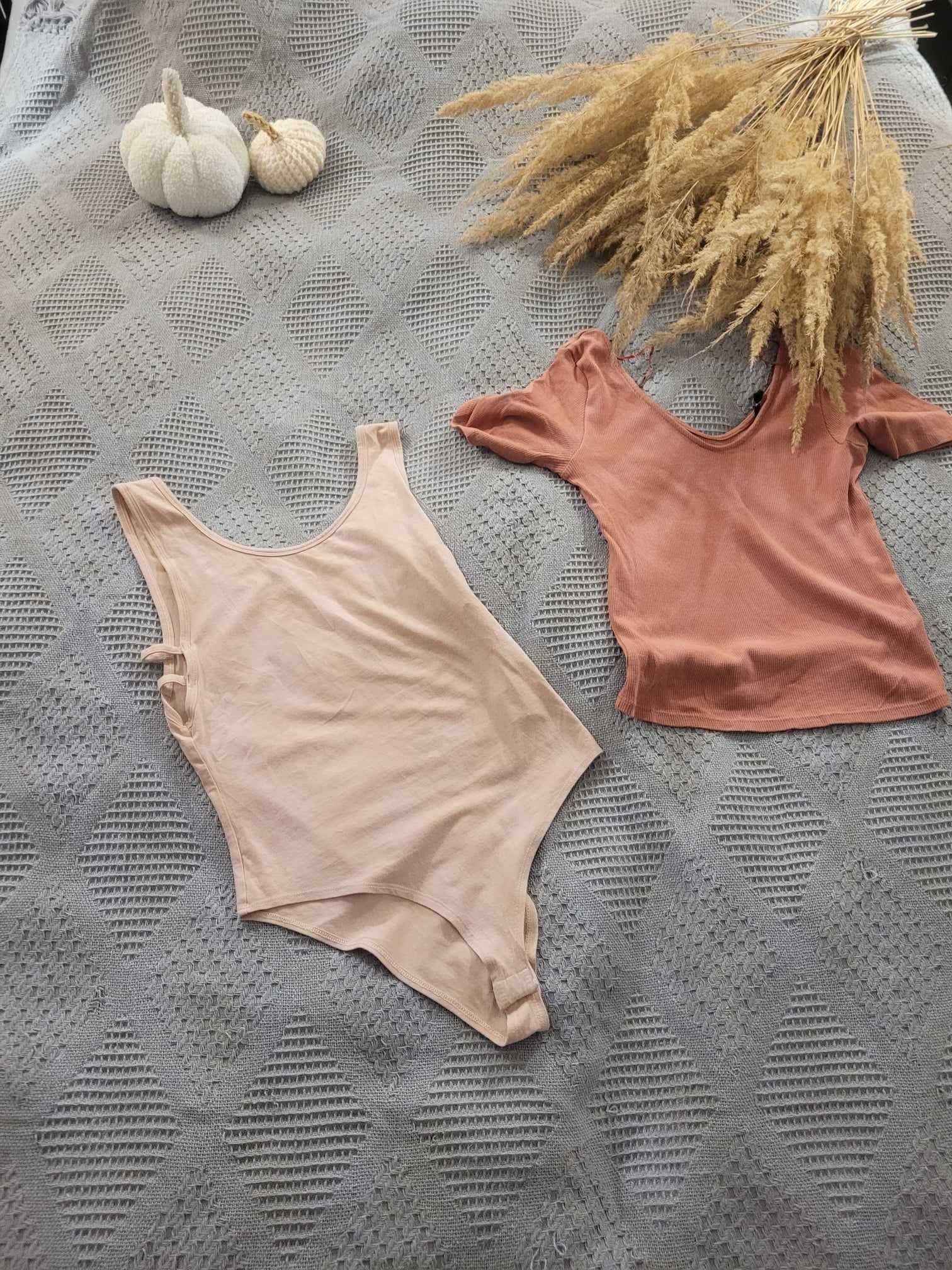 Leginsy w kwiaty body pudrowy róż house bluzka z krótkim rękawem