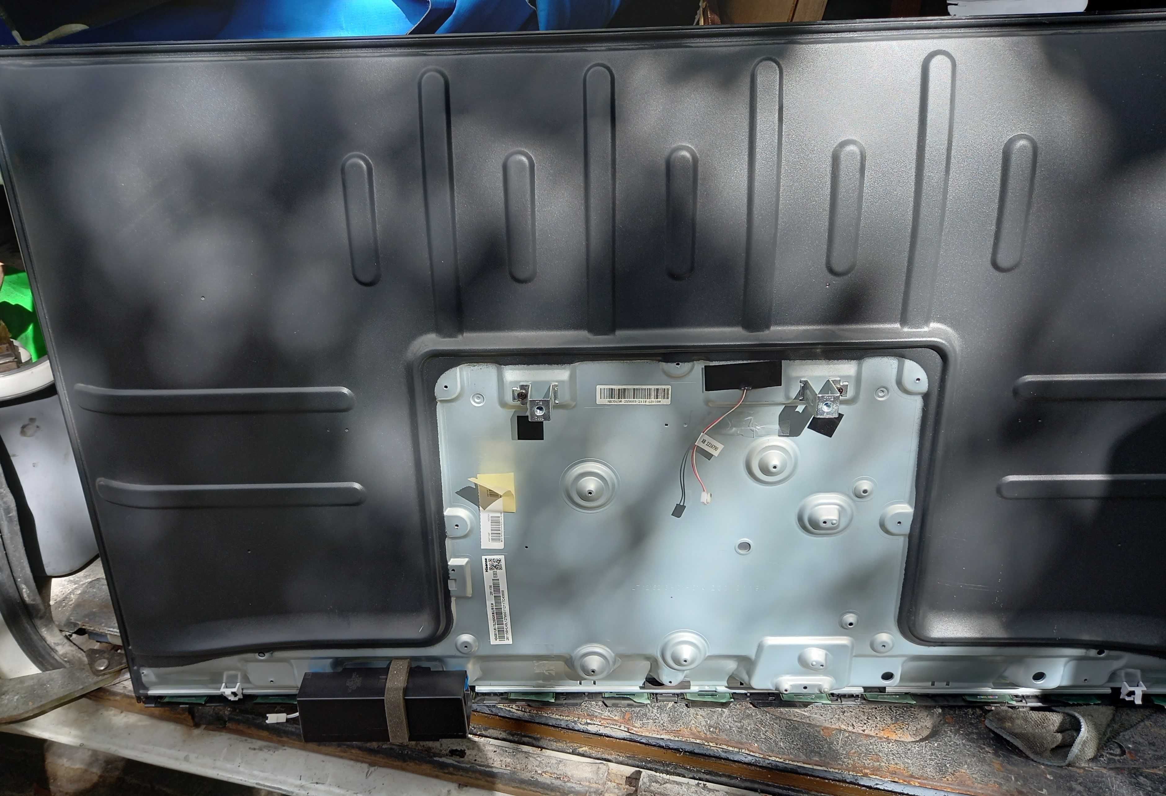 Ecrã de televisor Hisense com 96x54 cm.