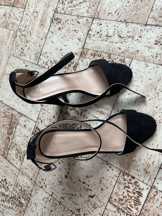 Продам босоножки на каблуке размер 38-39