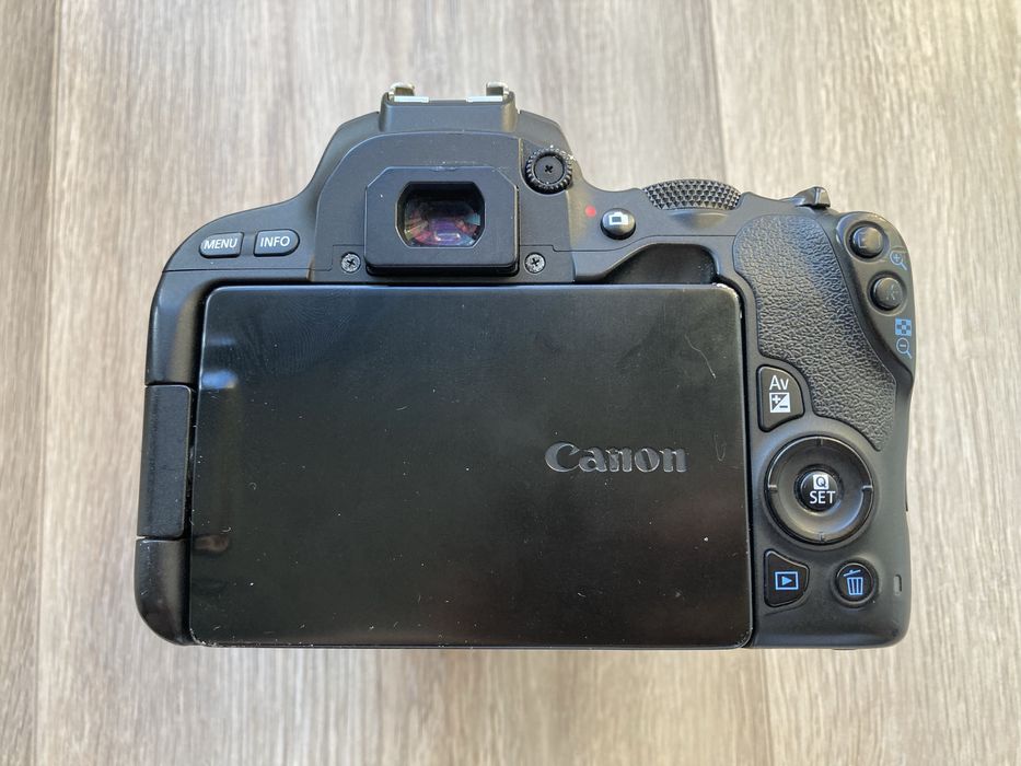 Продам Canon EOS 200D