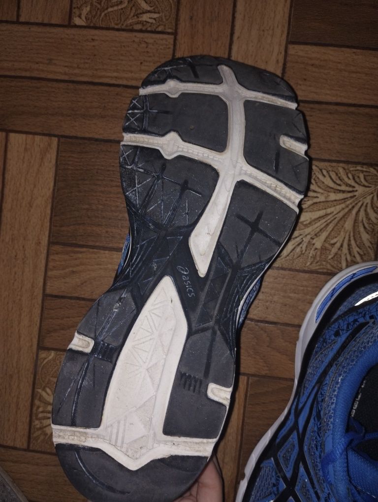 Продам кросовки ASICS