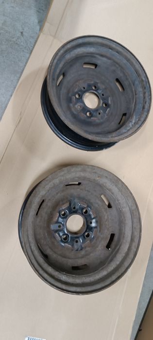 Fiat 126p felgi bezdętkowe są 2 sztuki bardzo ładny stan. Proste.