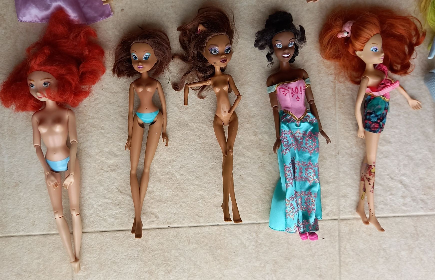 Bonecas Barbie e outras