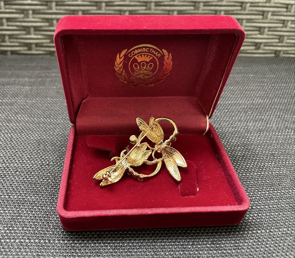 Stara elegancka broszka z kamieniami