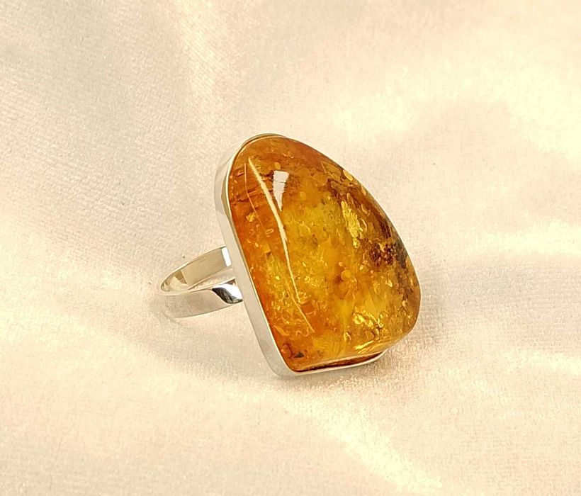 Srebrny pierścionek z bursztynem