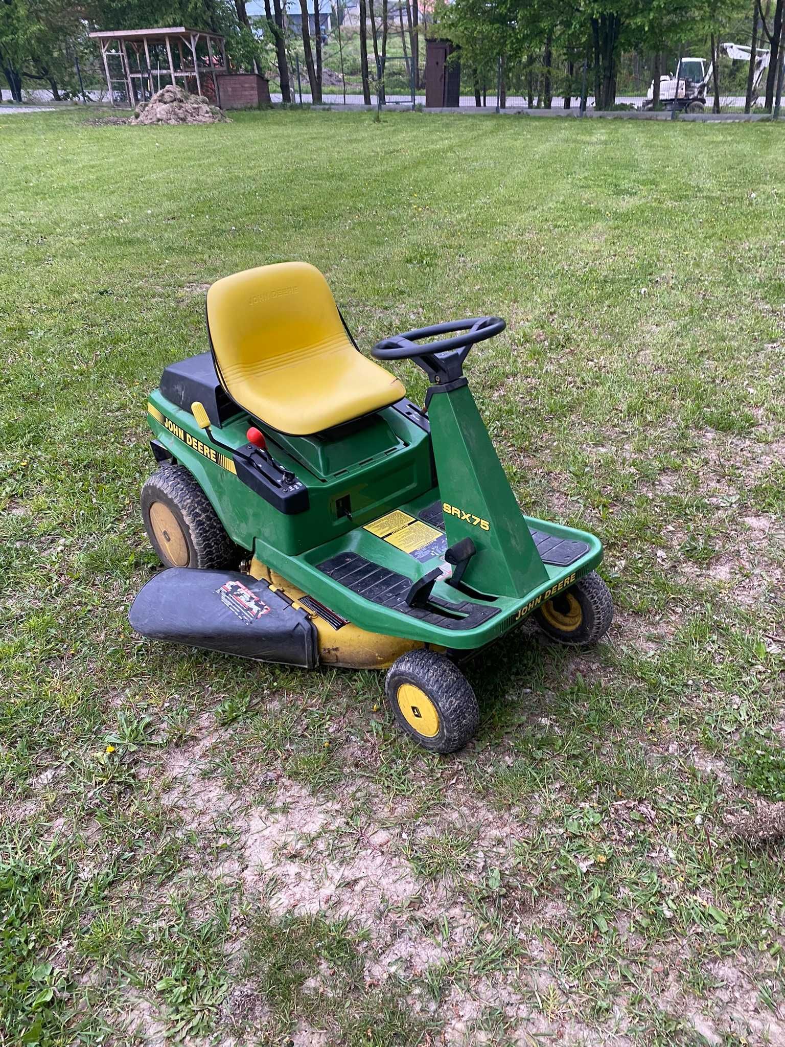 Traktorek John Deere SRX 75