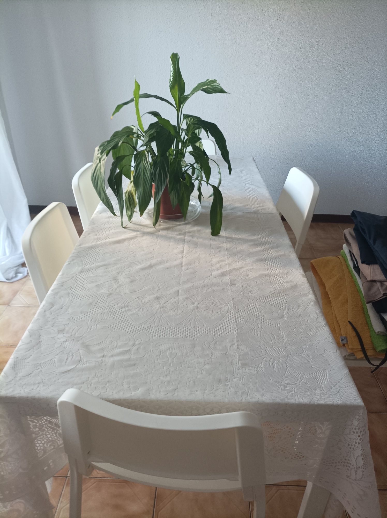 Mesa extensível de jantar com 4 cadeiras que dá para 6a 8 pessoas,