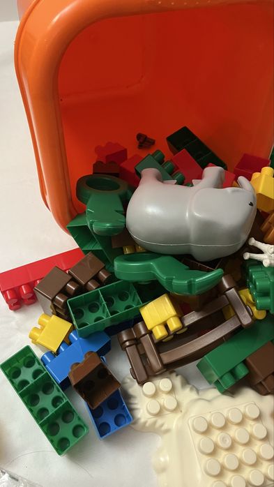 Caixa blocos de construção com animais e peças variadas