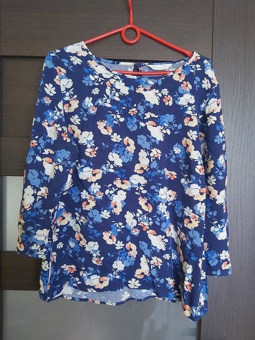 Bluzka w kwiaty niebieska