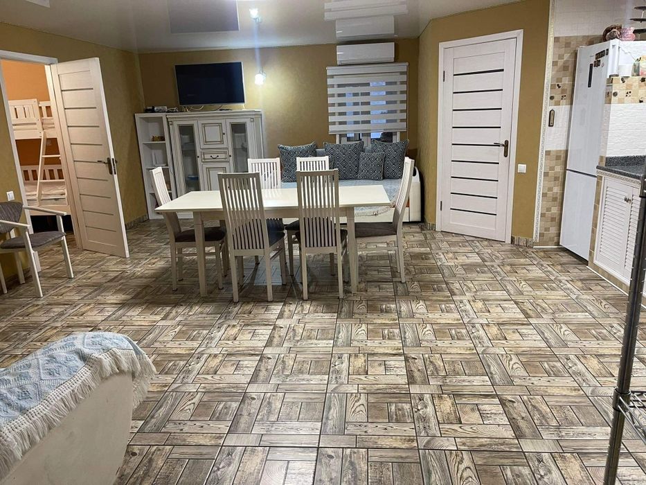 Подобово будинок з теплим басейном