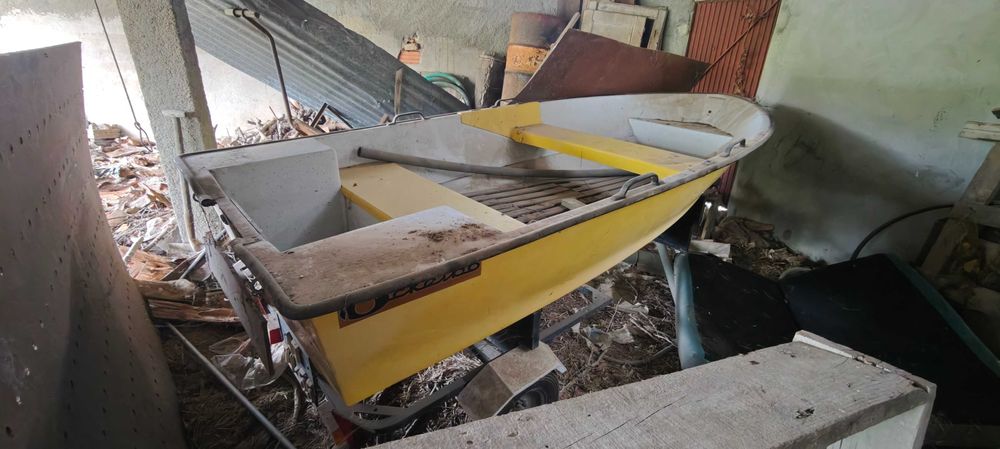 pequeno barco com motor Volvo com atrelado