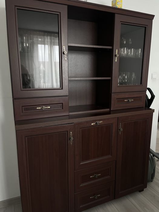 Sprzadam witrynę i stół bez krzeseł