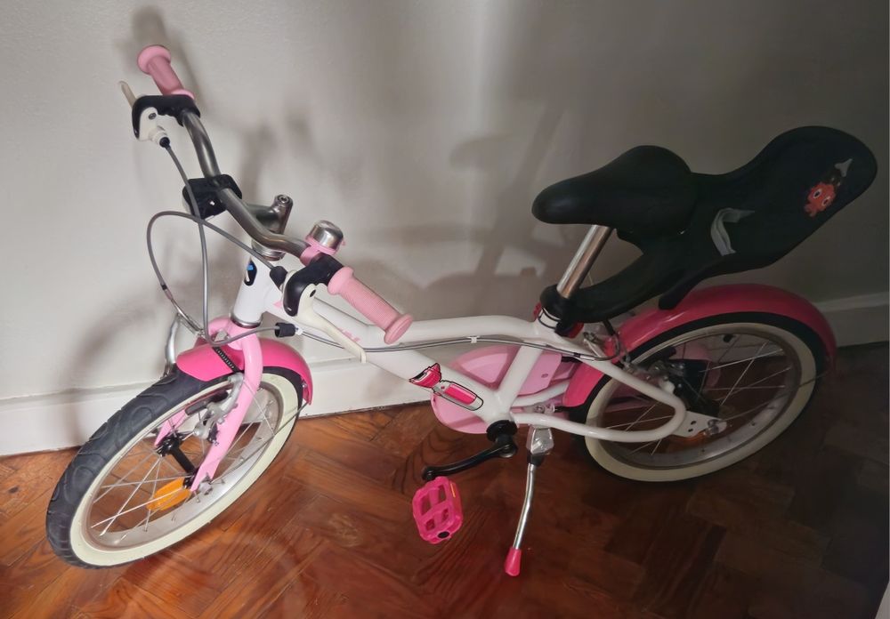 Bicicleta criança rosa com rodas de apoio