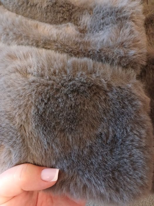 Хутряна жилетка надівчинку