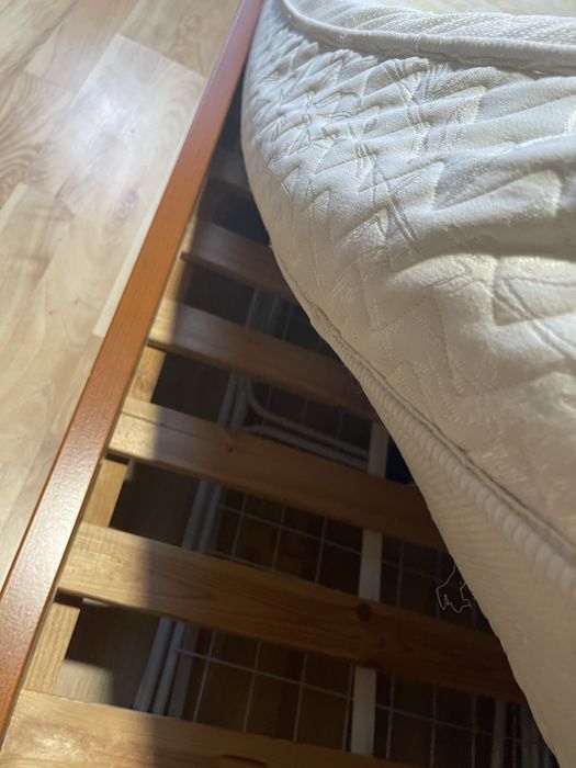 Sprzedam duże łóżko 190x140cm + materac. Negocjuj cene