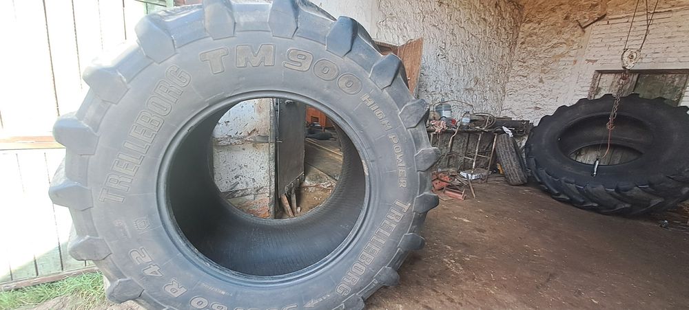 Продаються дві шини  900/60 R42 BRIDGESTONE  04,21 р.в.  б/в в доброму