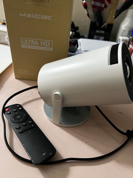 Проектор, домашній кінотеатр