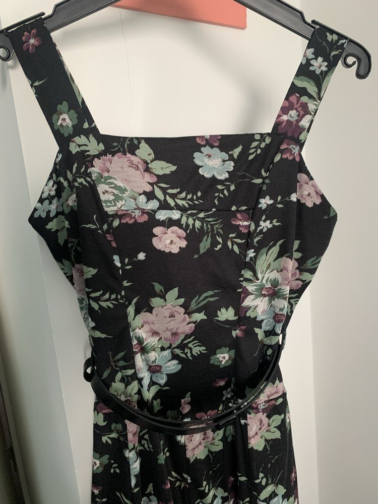 Vestido mango florido com alças forrado com cinto preto