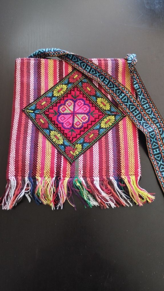 Carteira boho com padrão étnico