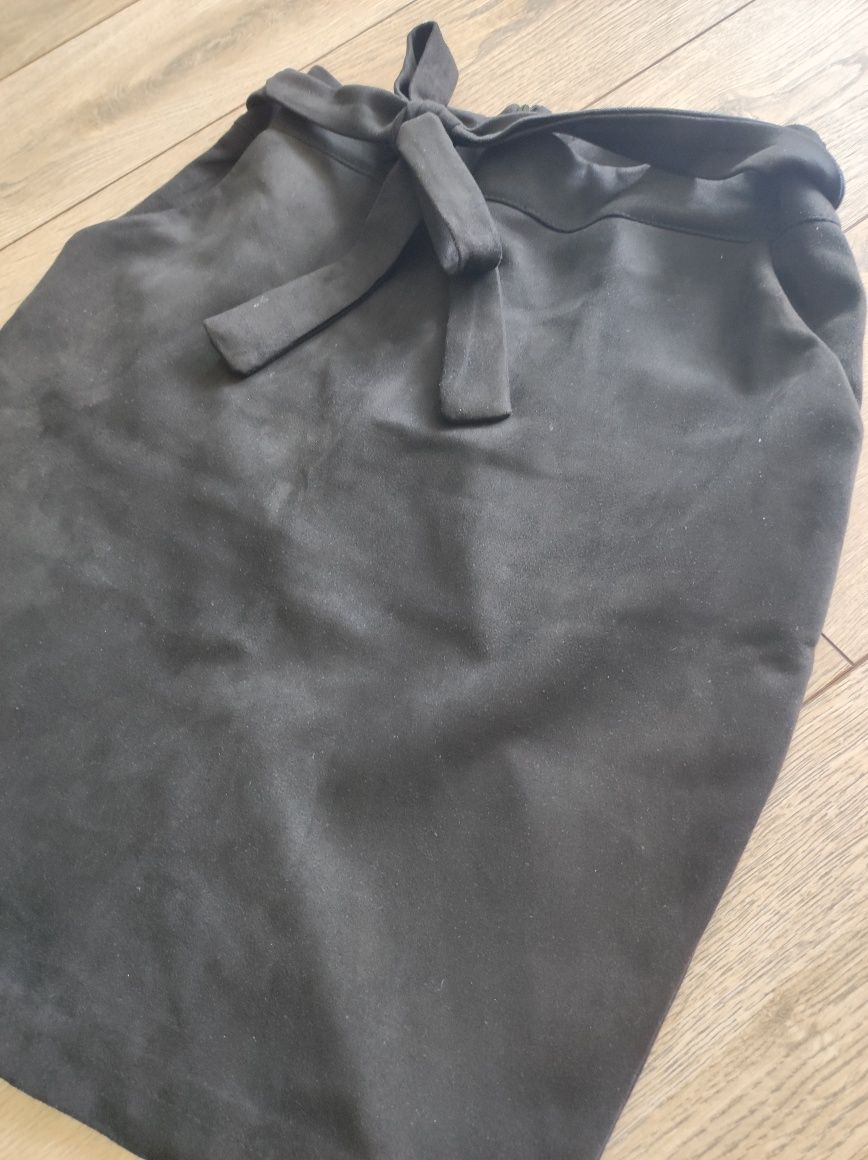 Czarna zamszowa spódnica wiązana w pasie r 40 L
