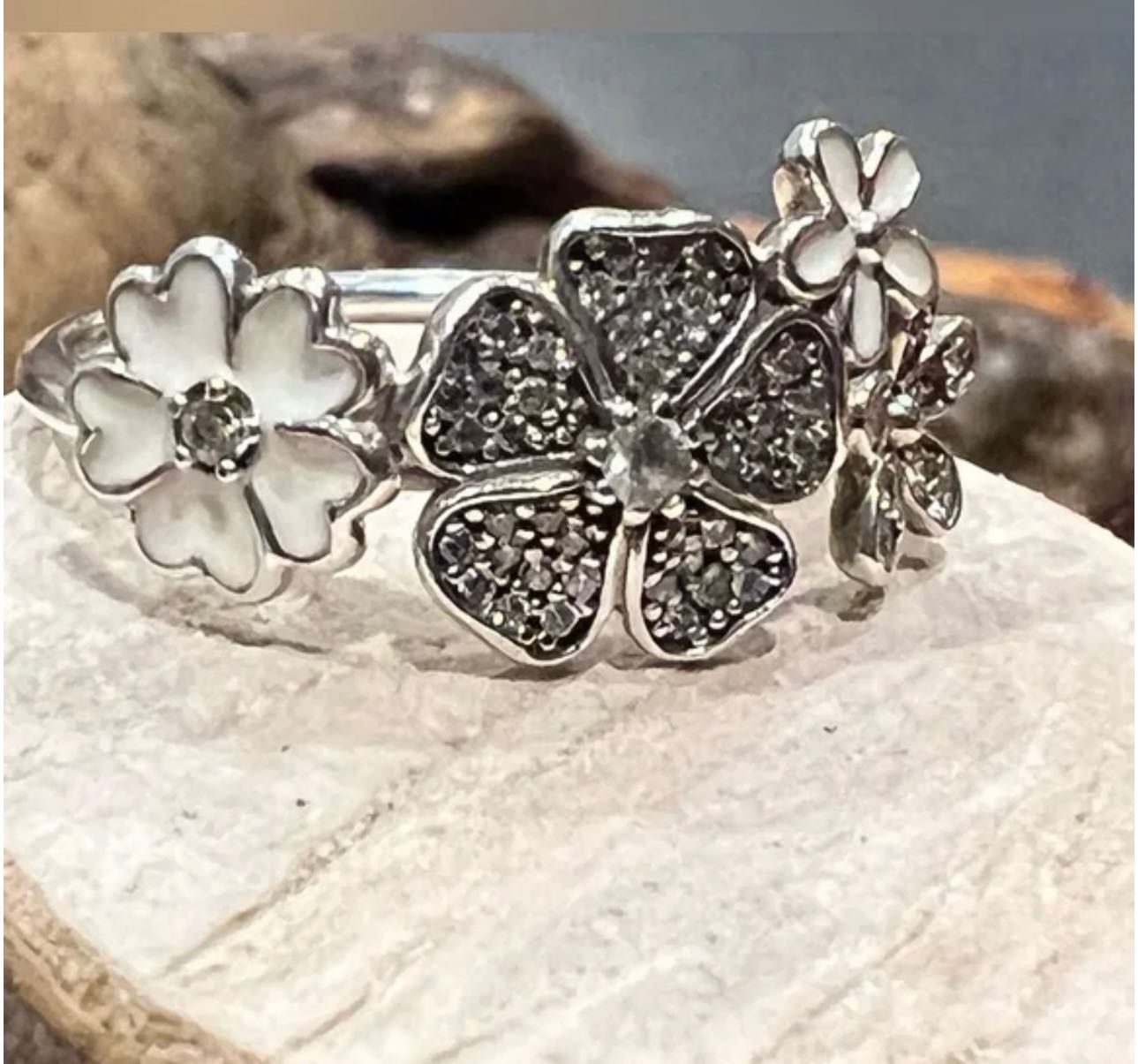 Pandora срібна каблучка з квітами емаллю кольцо Пандора оригинал 56