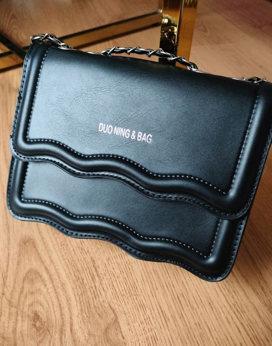 Nowa torebka czarna ekoskóra, listonoszka na łańcuszku, mała, eleganck