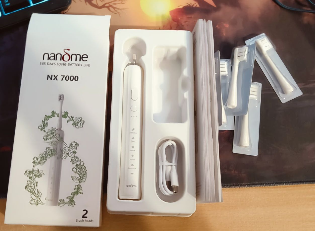 Зубна щітка nandme nx 7000 плюс три додаткові насадки.