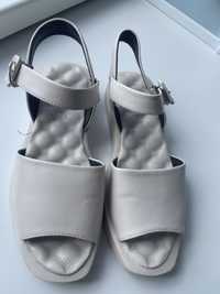Жіночі сандалі, босоніжки